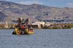 Os Uros levam turistas para passear em barco típico, nas Islas flotantes do lago Titicaca, perto de Puno, no Peru